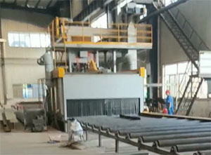 濟(jì)南鋼板預(yù)處理生產(chǎn)線(xiàn)安裝現(xiàn)場(chǎng)，包括拋丸機(jī)、噴漆室、烘干室等